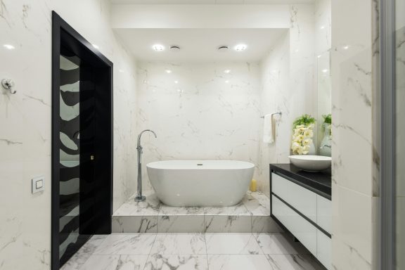 White Standalone Bathtub